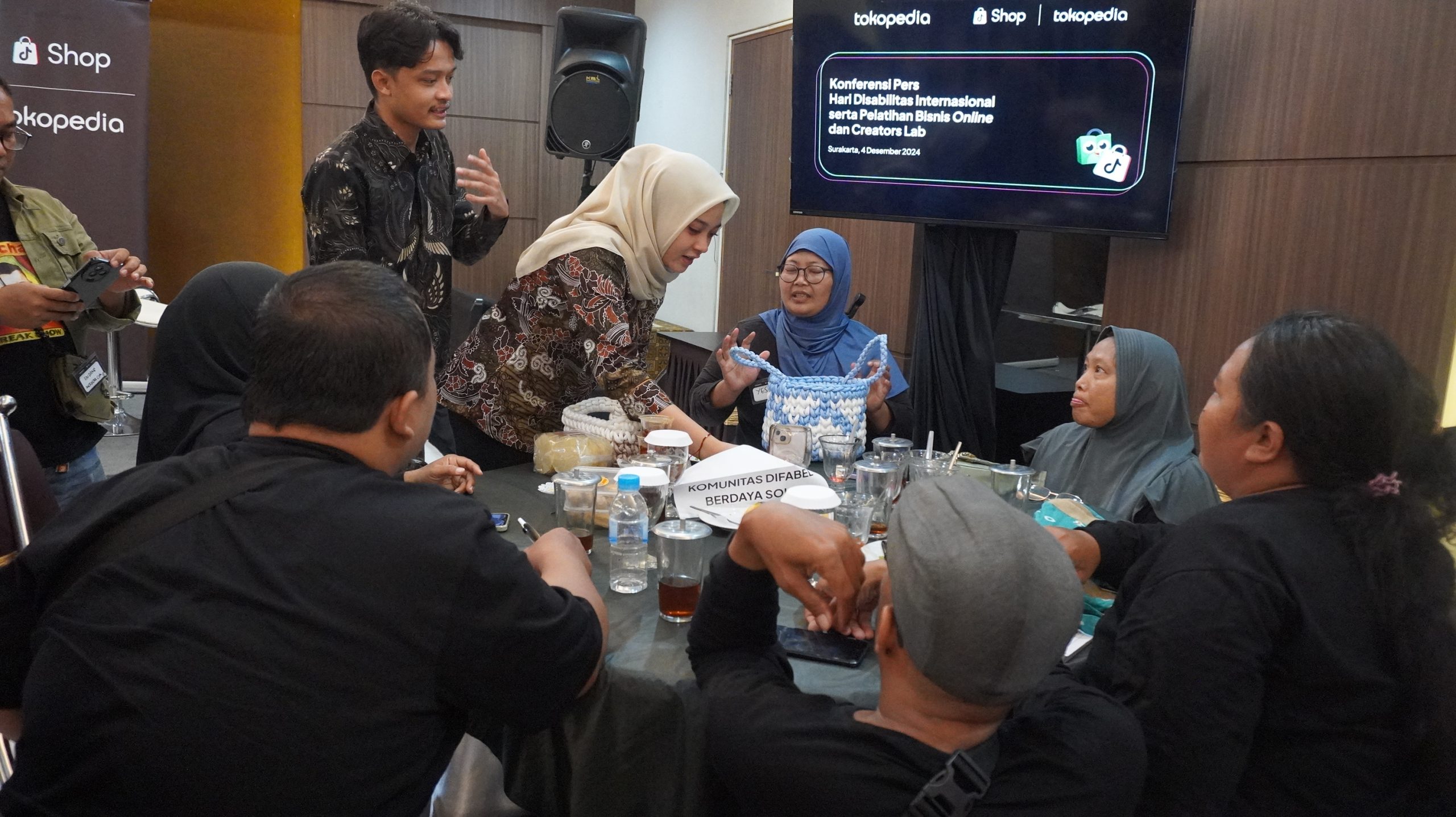 Mahasiswa Bisnis Digital FEB UNS Latih Komunitas Difabel Buat Konten
