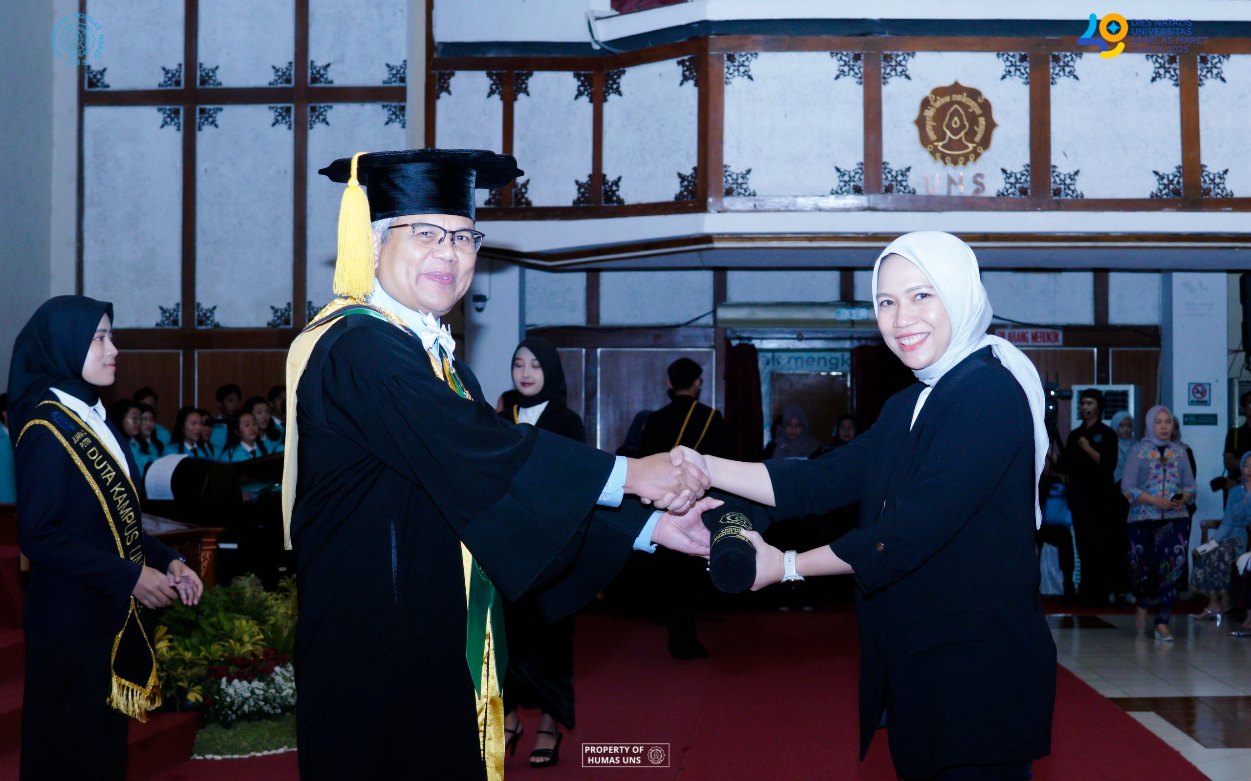 Bunga Herlina Terima Penghargaan Alumni Berprestasi UNS