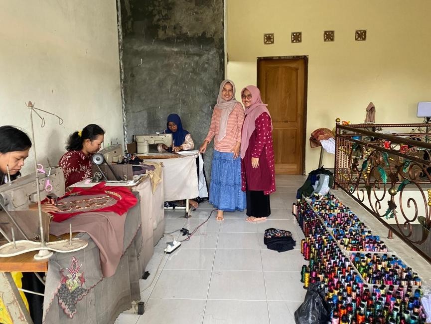 Grup Riset Kelembagaan dan SDM UNS Dorong UMKM Djasmine Bordir Kudus Naik Kelas, Bersaing di Pasar Nasional dan Global