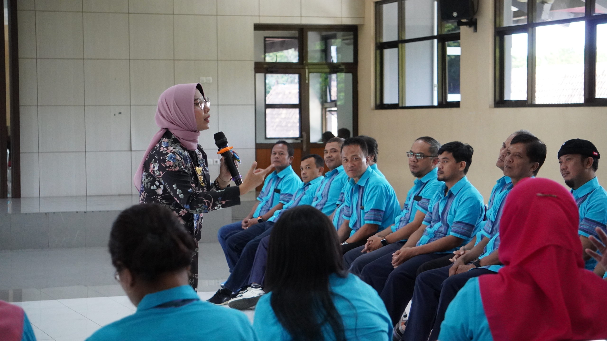 Tendik dan Dharma Wanita FEB UNS Ikuti Pelatihan Public Speaking