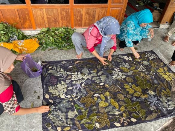 Tingkatkan Manajemen dan Inovasi Produk, Tim PKM HRG UNS Dampingi Batik Kartika Blora