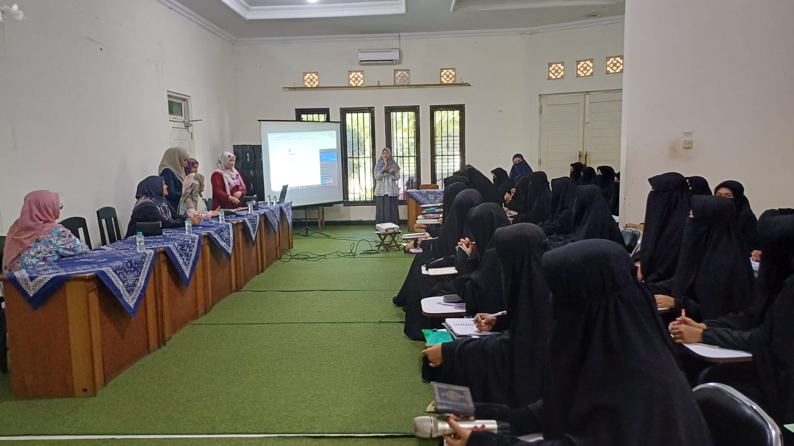 Grup Riset Institusi dan Pasar Keuangan FEB UNS Gelar Pengabdian Masyarakat: Santri Melek Finansial