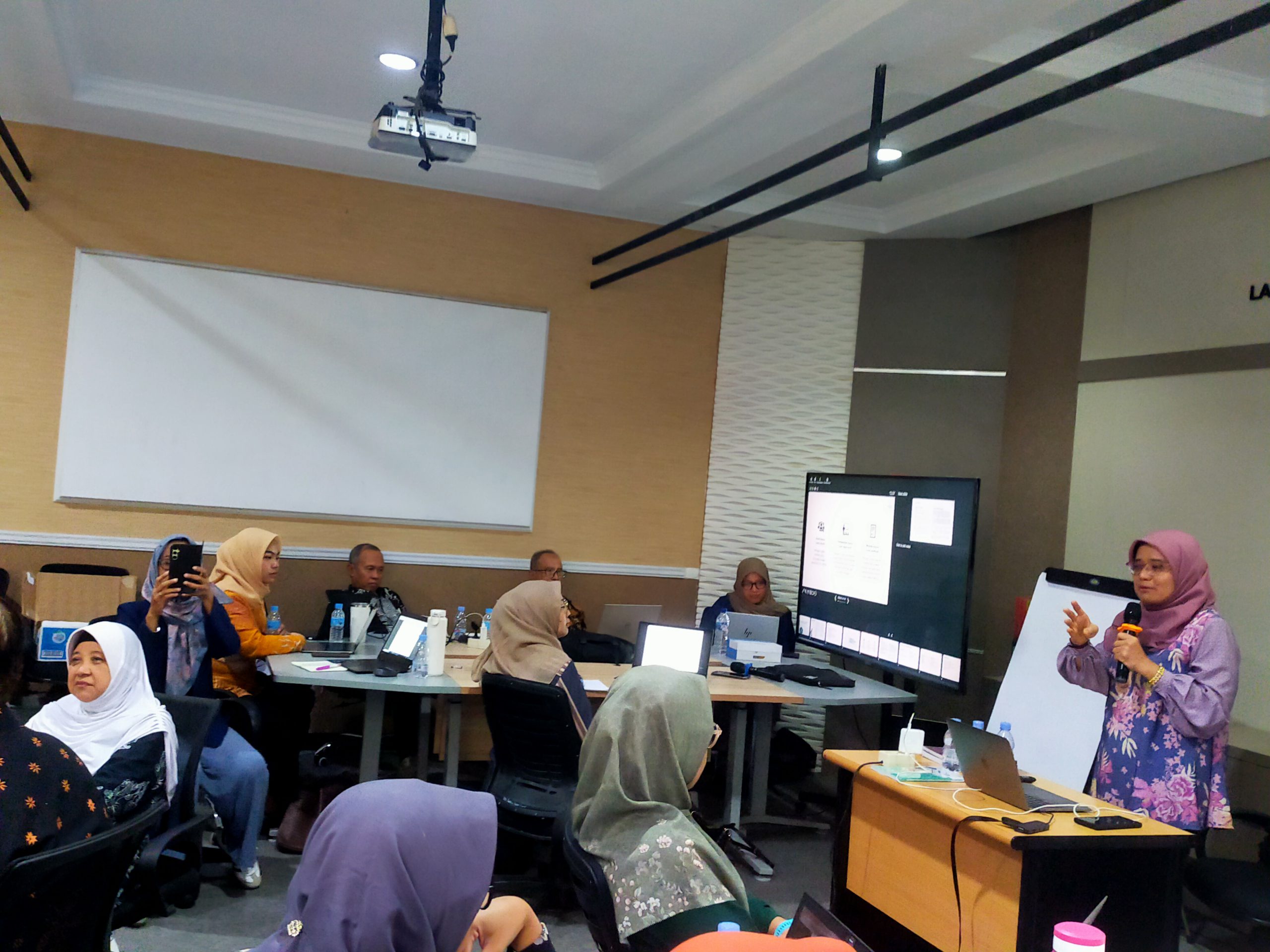 Dosen FEB UNS Ikuti Pelatihan Penyusunan Modul Pembelajaran Berbasis Kasus dan Proyek