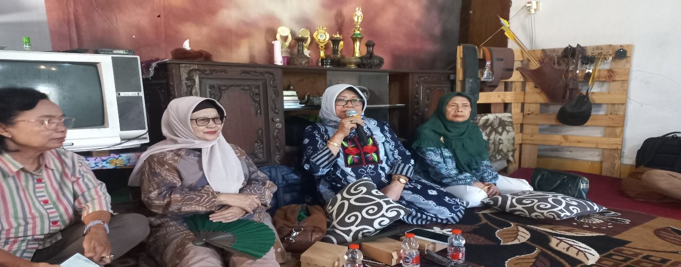 RG Ekonomi Kreatif Dorong UMKM Kulit Maju: Edukasi Pajak dan Bantu Alat Produksi