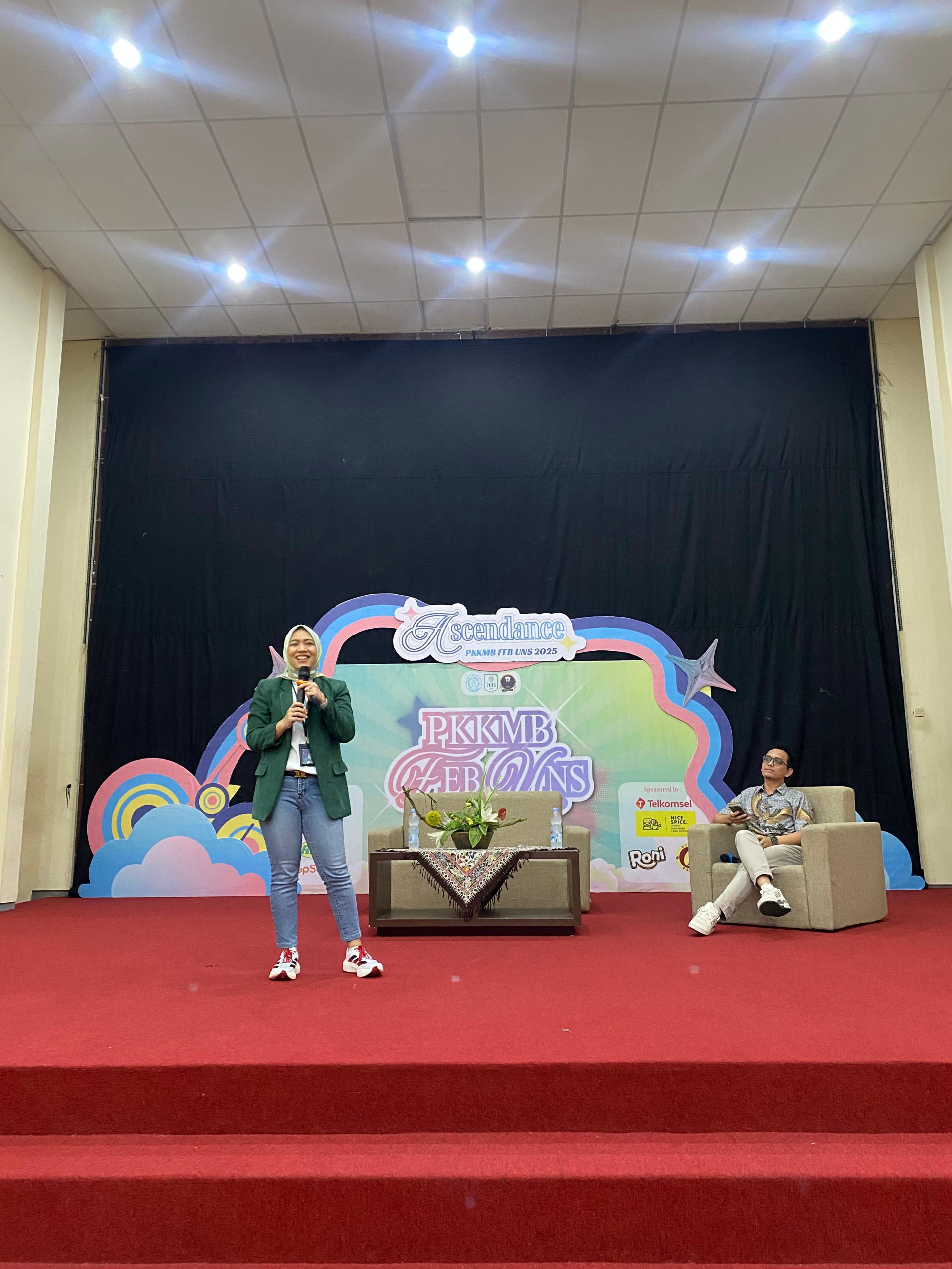 Alumni FEB UNS Beri Motivasi Mahasiswa Baru: “Bermimpilah Setinggi Mungkin!”