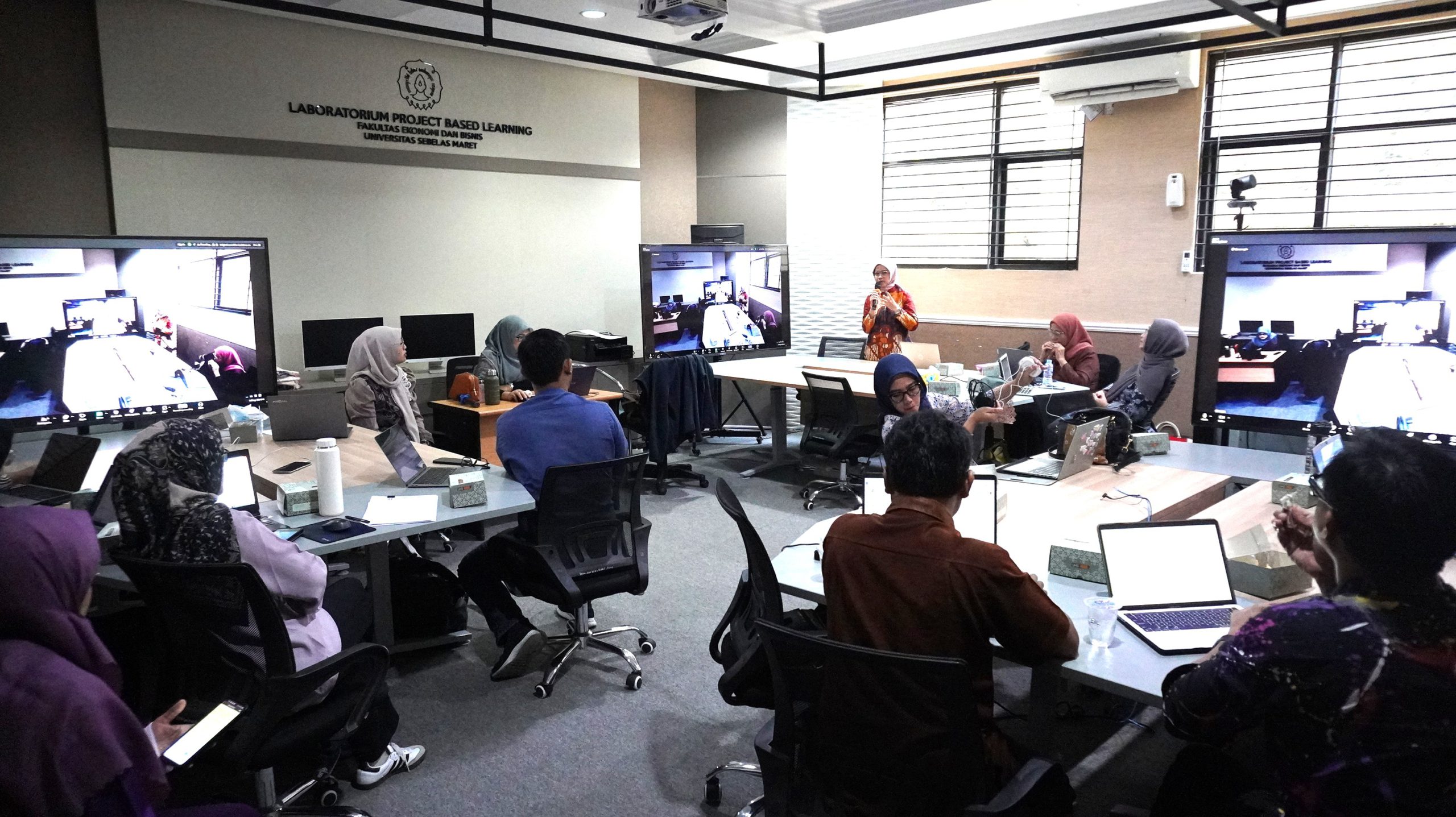 FEB UNS Project-Based Learning Laboratory Holds Workshop on Developing Semester Learning Plan and Teaching Materials for English in Economics and Business
