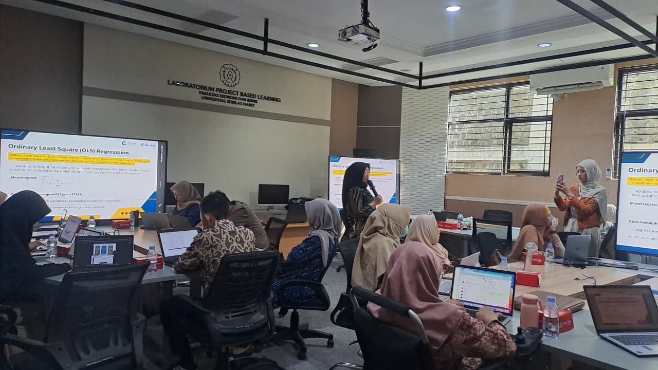 Pelatihan Software STATA Tingkatkan Kemampuan Analisis Data Kuantitatif Dosen Prodi Akuntansi FEB UNS