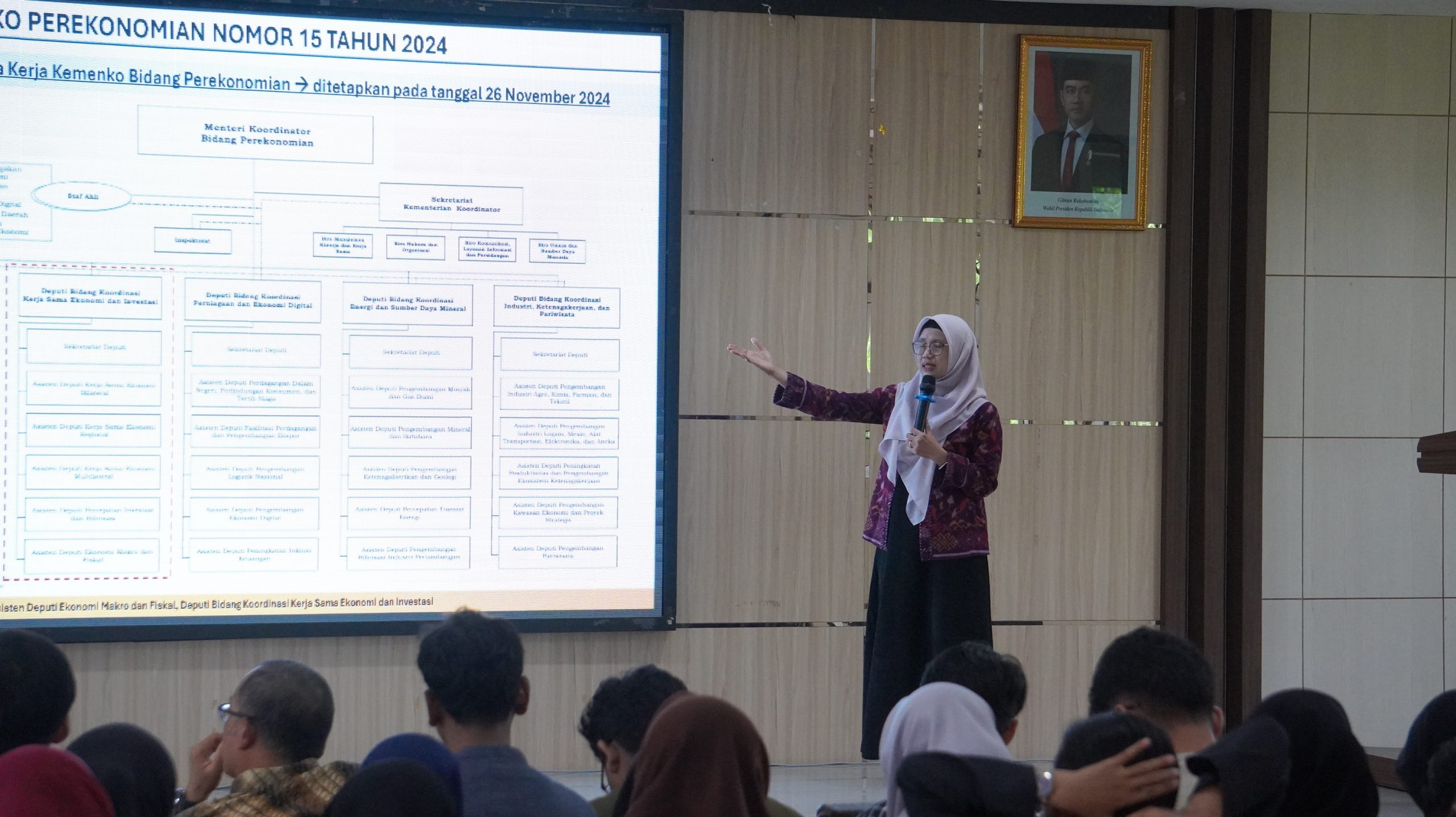 FEB UNS Gelar Kuliah Tamu Sambut Mahasiswa Baru Prodi S1 Ekonomi Pembangunan