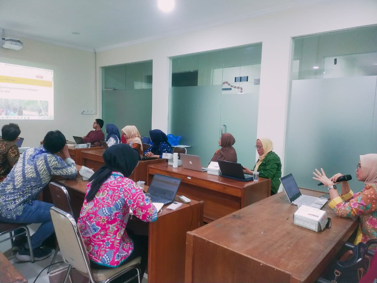 Dukung Pembelajaran Berstandar Global, Laboratorium Project Based Learning FEB UNS Susun Modul English for Economic and Business