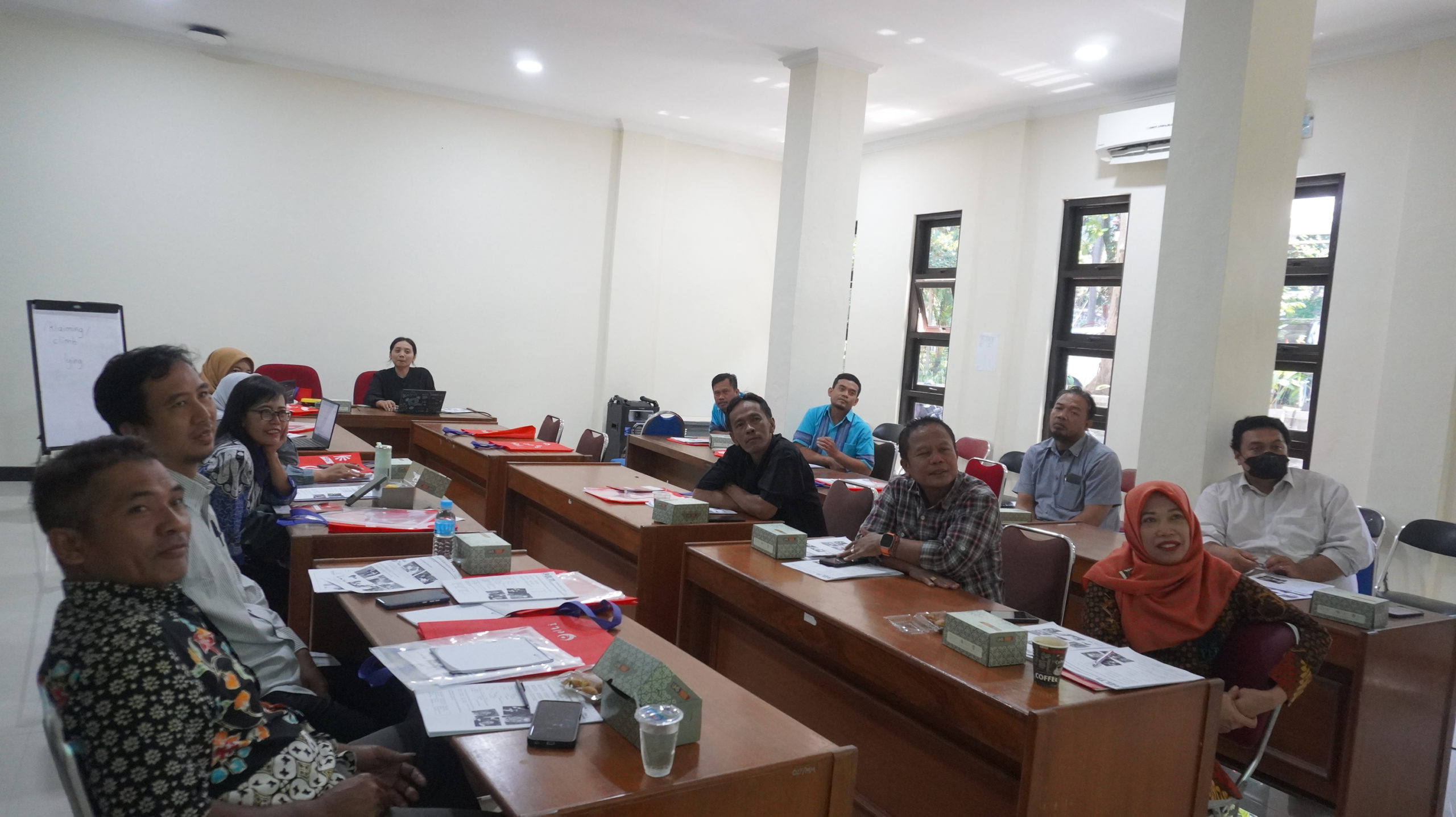 Pelatihan Bahasa Inggris Tendik FEB UNS: Langkah Awal Menuju Layanan Akademik Profesional dan Adaptif