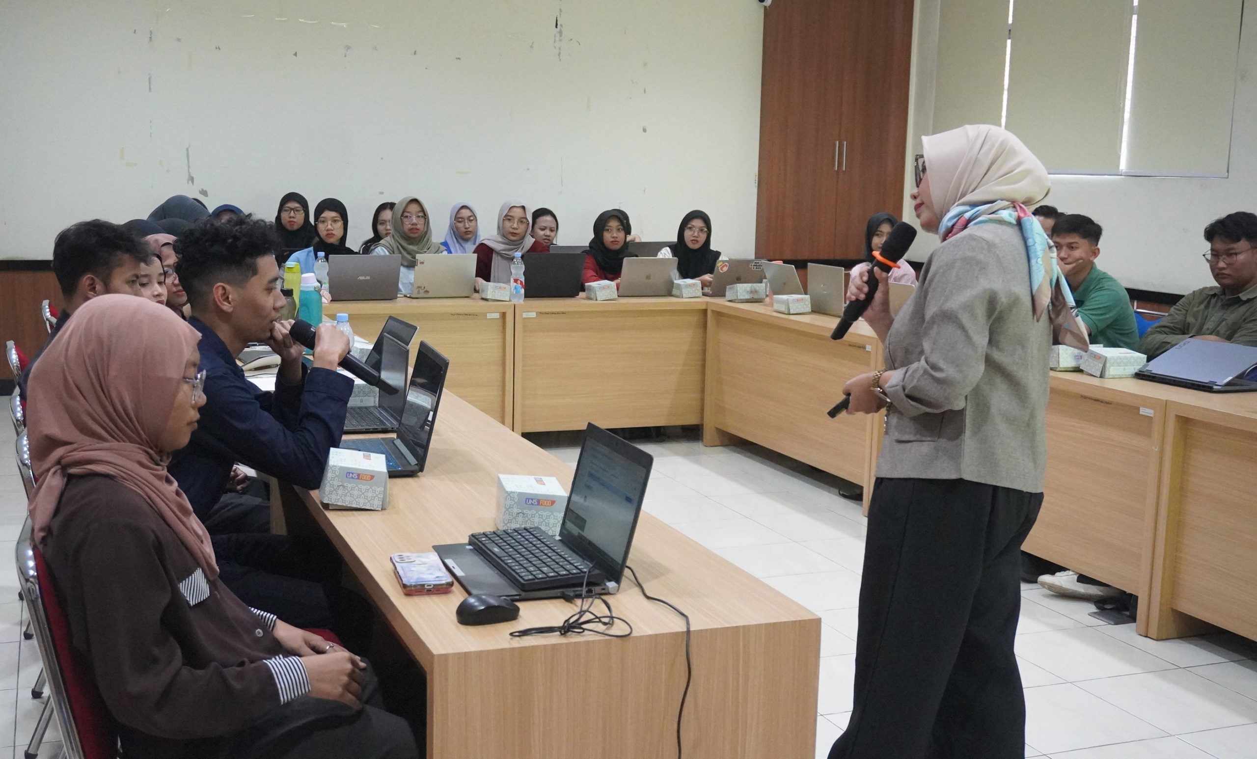 Laboratorium Teknologi dan Informasi Bekali Mahasiswa FEB UNS dengan Pelatihan Sosial Media Marketing