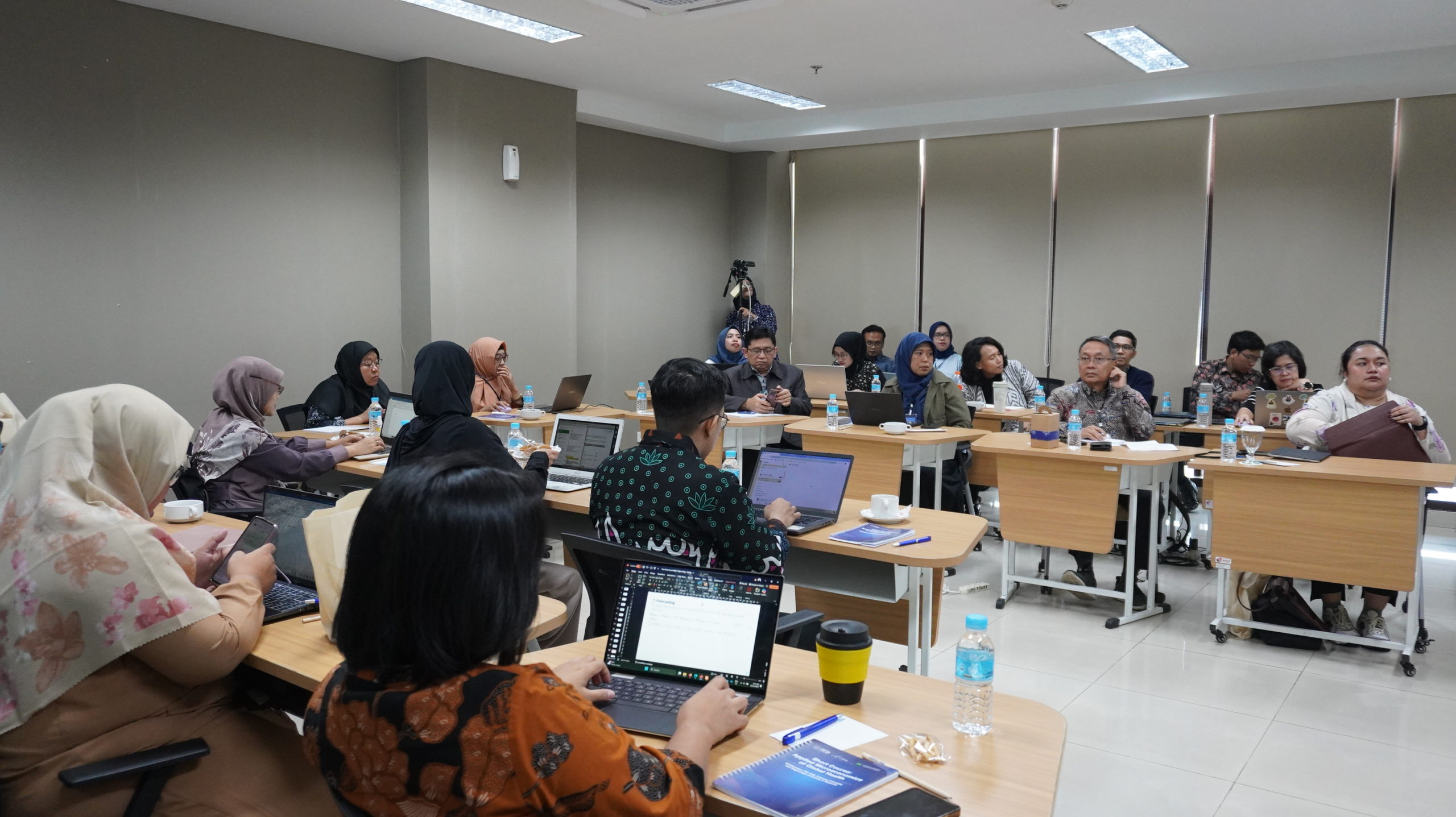 FEB UNS Organizes Short Course “Applied Microeconomics of Global Health” in Collaboration with Erasmus University and Wageningen University