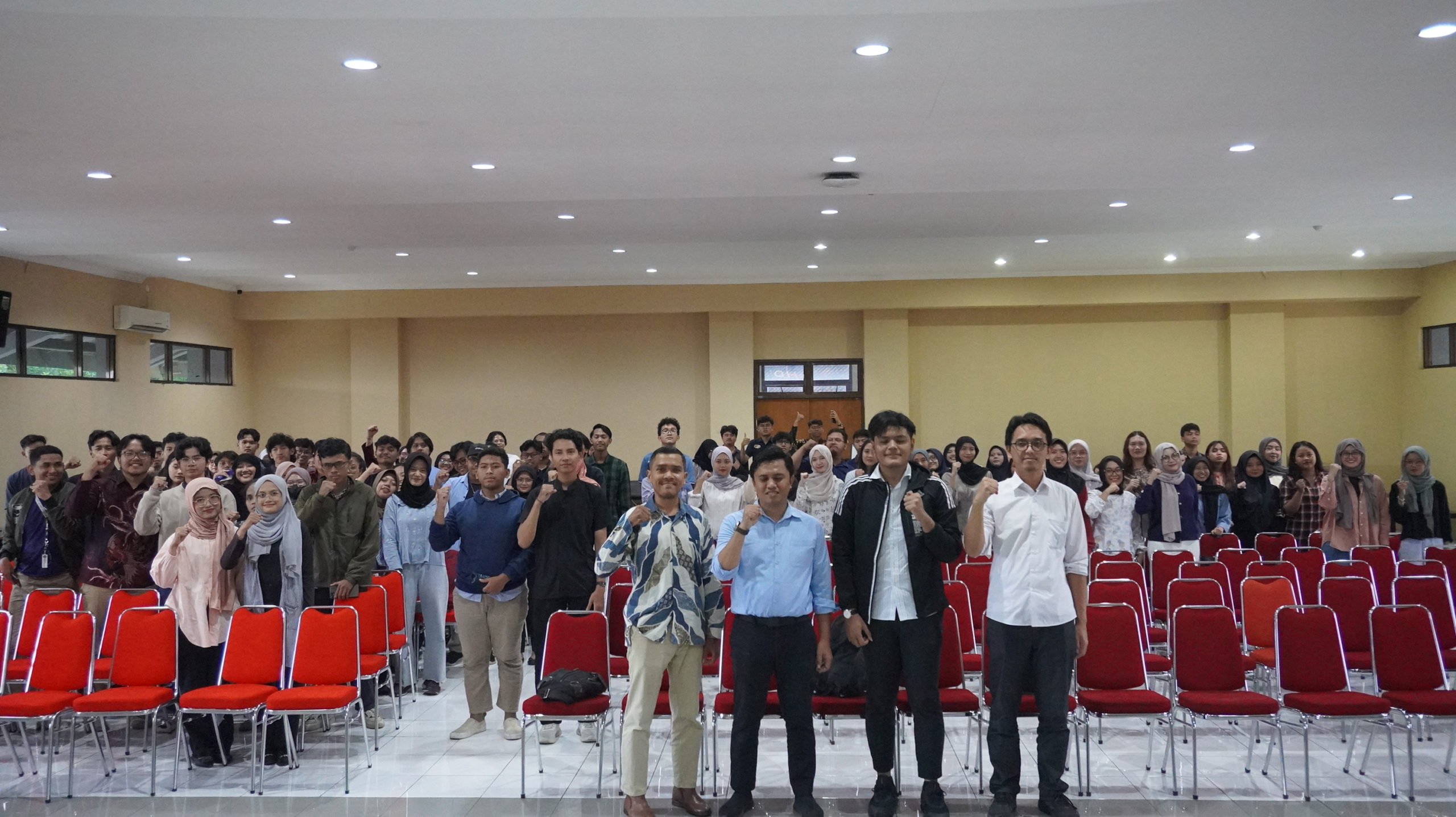 Pre Job Training Batch 2: FEB UNS Perkuat Kesiapan Mahasiswa Menghadapi Tren Dunia Kerja