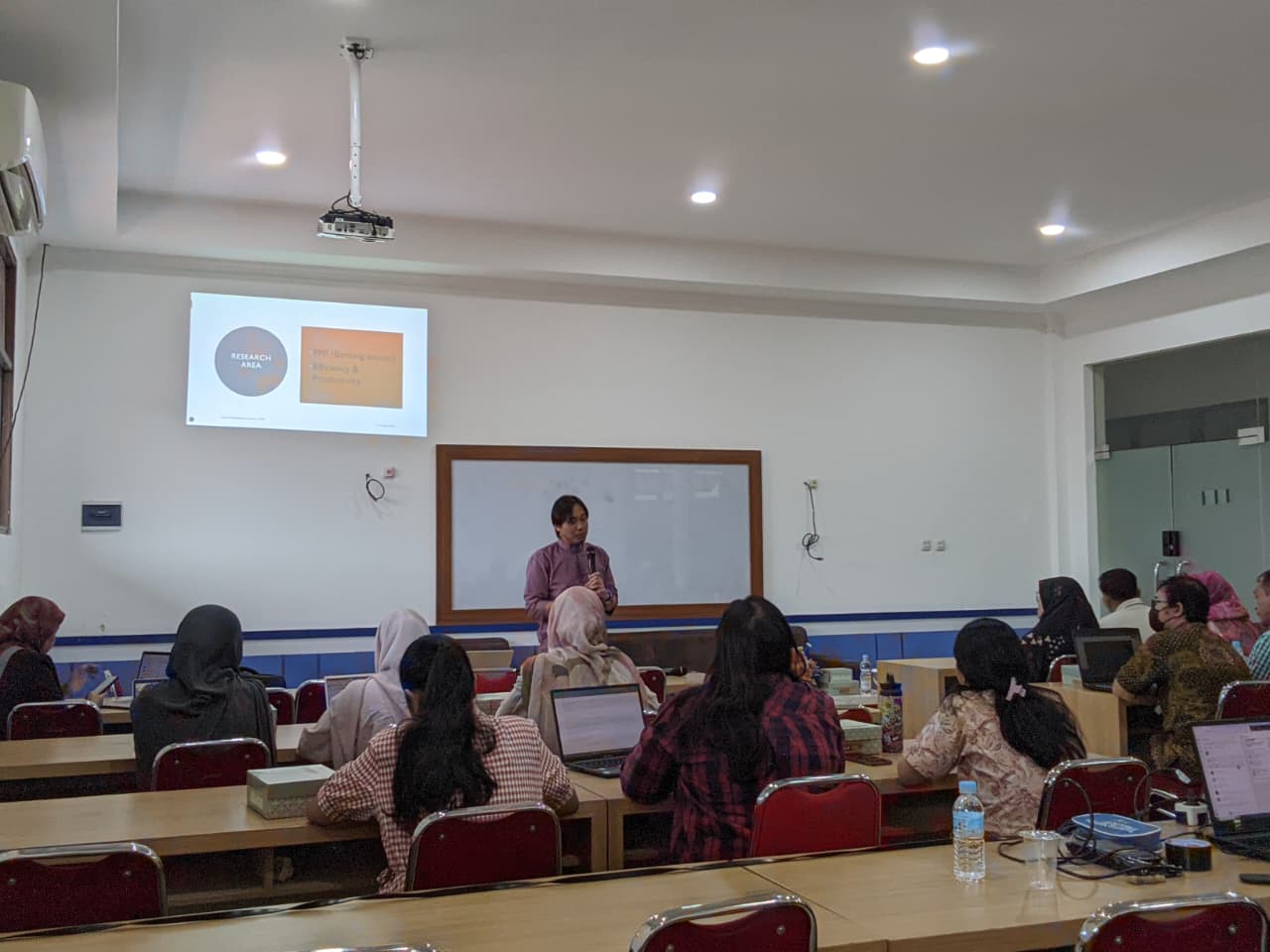 Accelerating Student Publications, Master of Management Study Program FEB UNS Invites International Professor