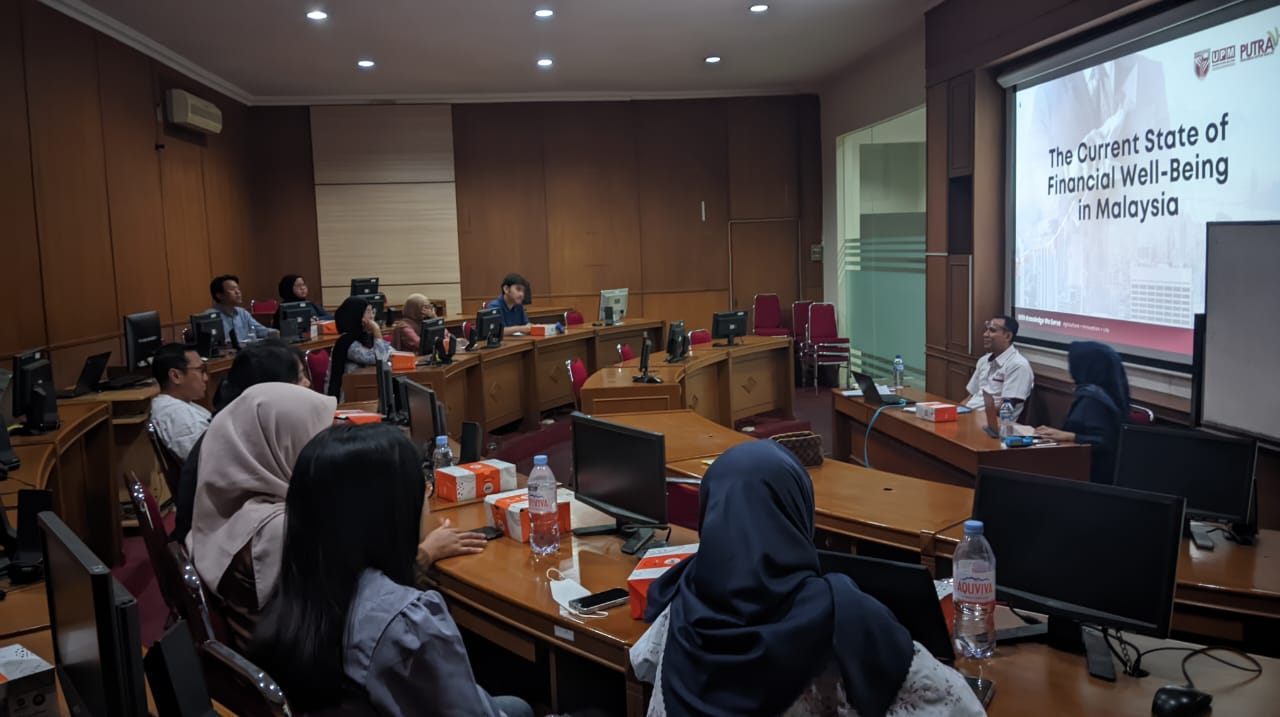 FEB UNS Hadirkan Prof. Mohamad Fazli Sabri Bahas Financial Literacy, Financial Behaviour, dan Financial Well-Being