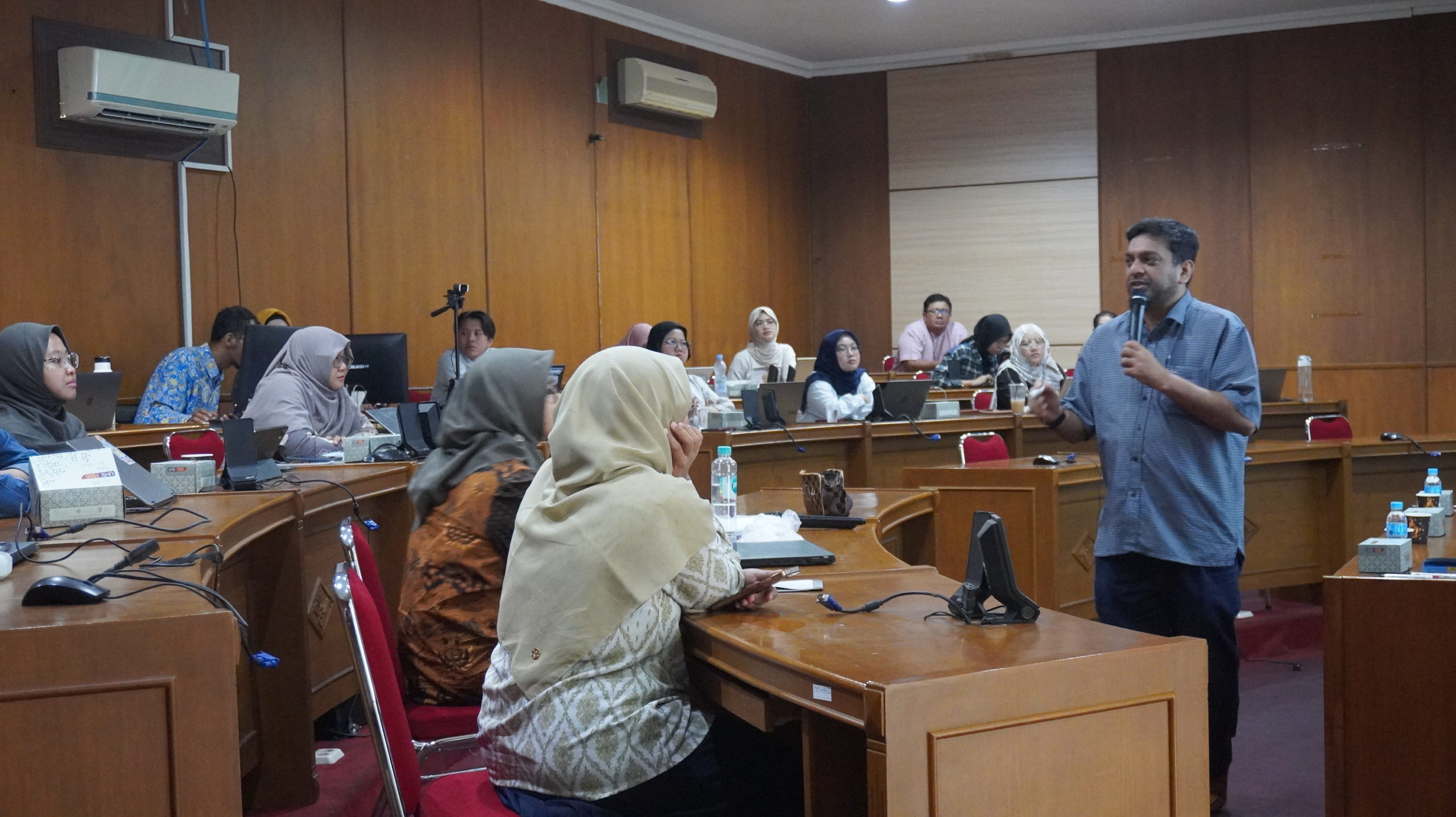 P4M FEB UNS Organizes Workshop on Creativity and Innovation in Business