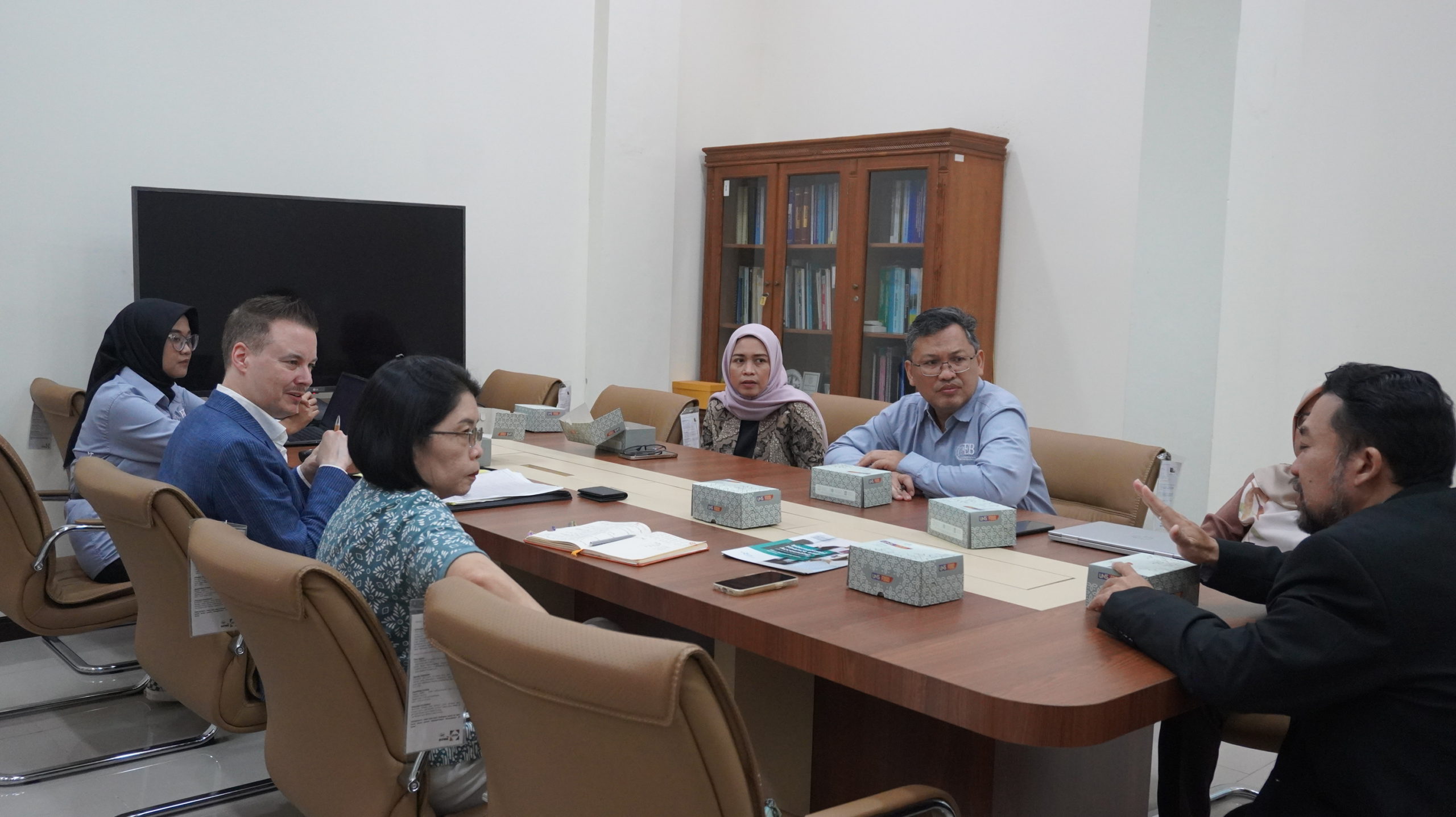 FEB UNS Receives Visit from Saxion University to Discuss Double Degree Program Collaboration