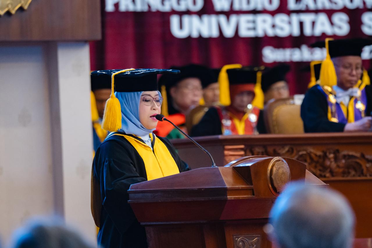 Prof. Dr. Evi Gravitiani Dikukuhkan sebagai Guru Besar FEB UNS, Tegaskan Peran Ekonomi SDA untuk Pembangunan Berkelanjutan
