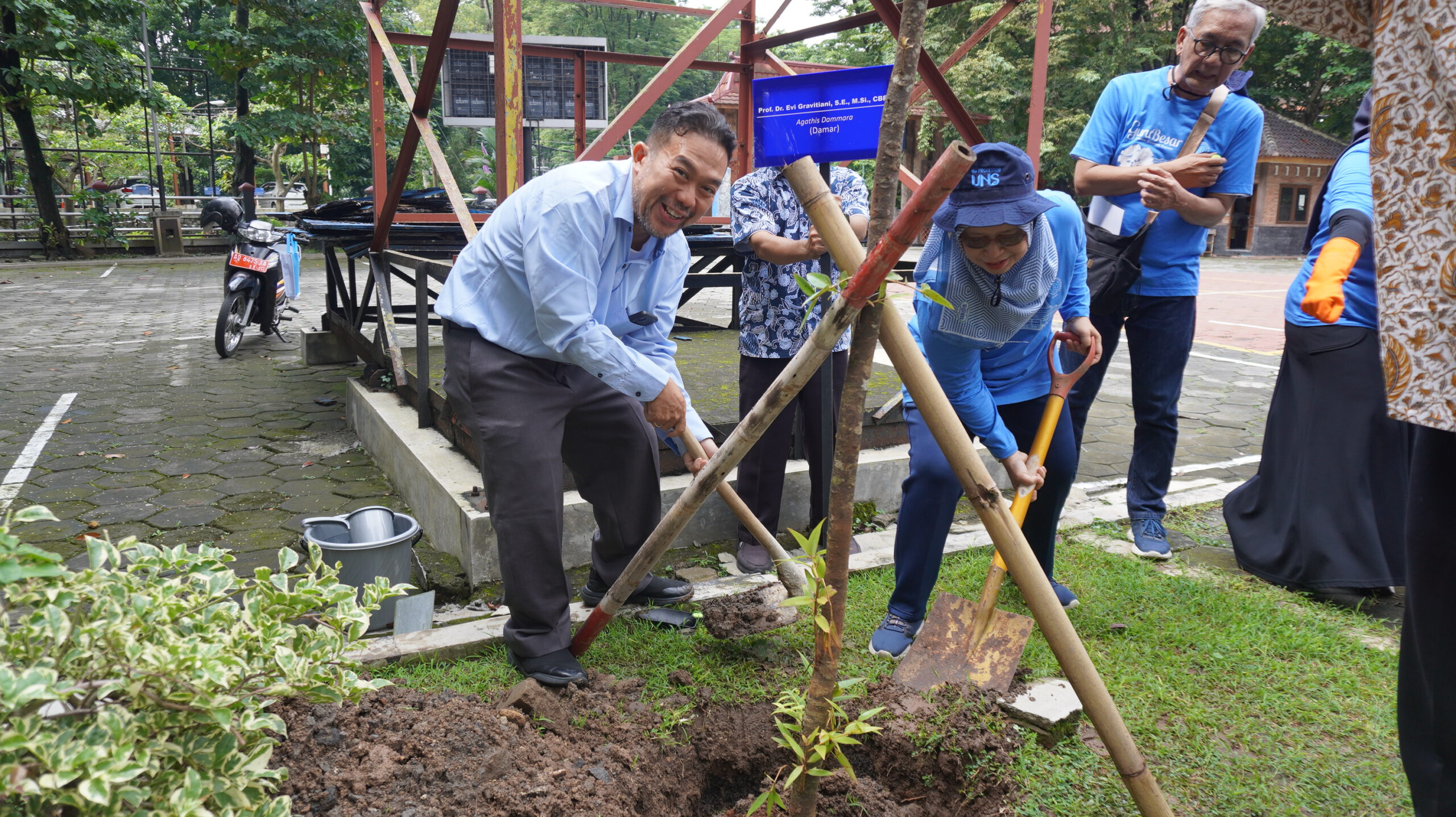 Guru Besar Baru FEB UNS Tanam Pohon di Halaman Gedung Djarwanto
