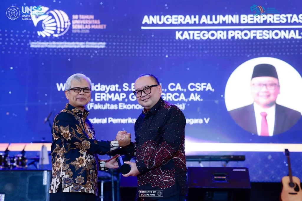 Alumni FEB UNS, Widhi Widayat Terima Penghargaan Alumni Berprestasi UNS